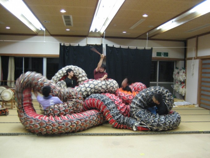 The Kodo cast members of Jamai absorbed the skill and spirit of this traditional folk dance by learning from local performers while in Shimane as artists in residence.